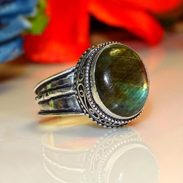 Labradorite Gemstone - Image 3